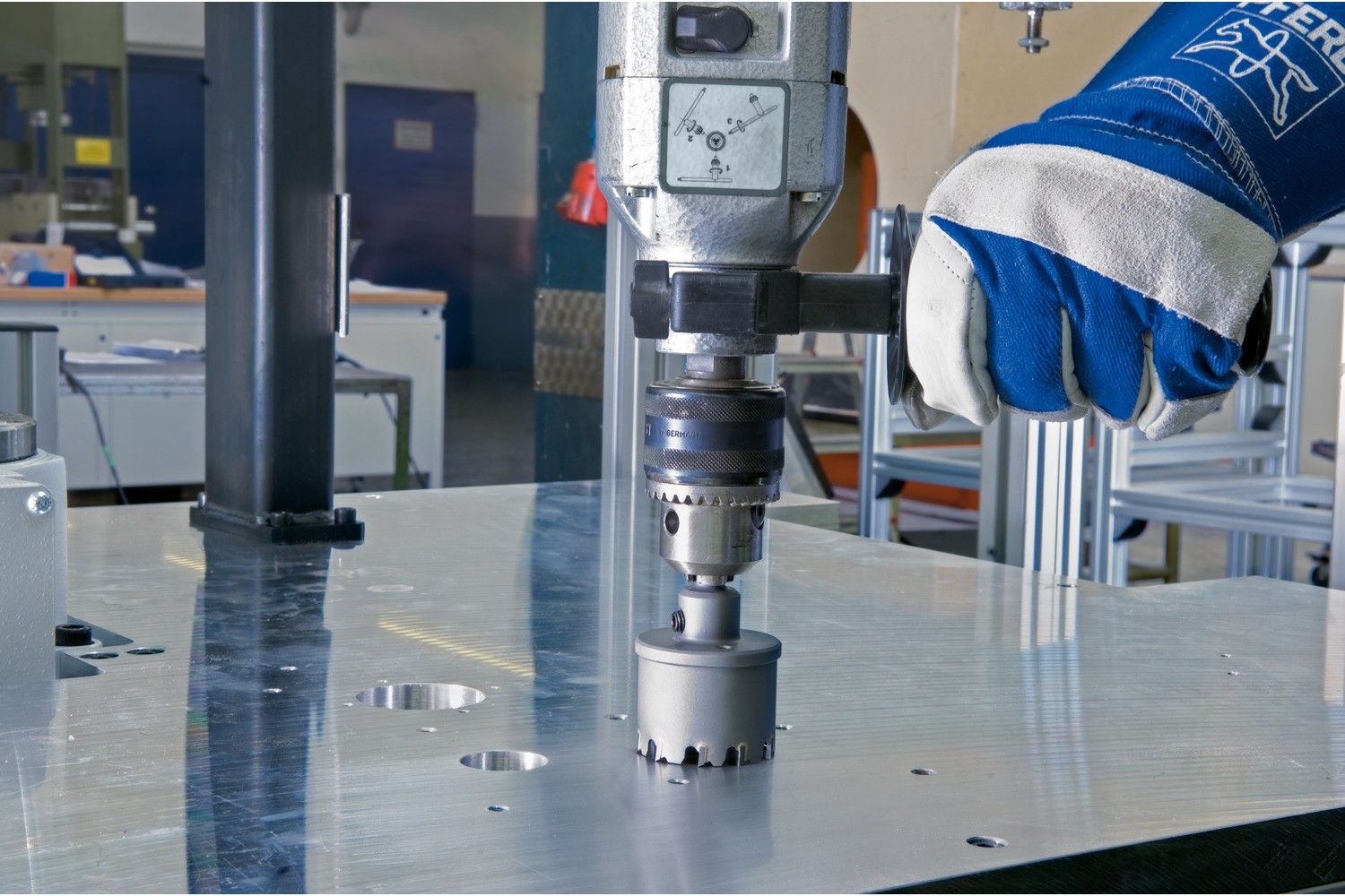 Corona/corona de metal duro Ø 28x35 mm, mango Ø 10 mm, profundidad de corte 32 mm, universal