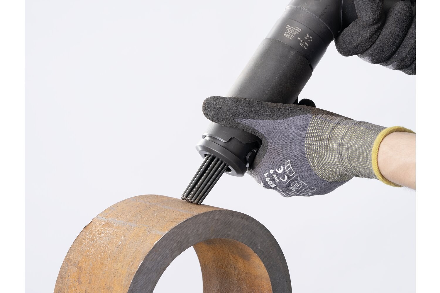 Pistola de agujas con mango de agarre envolvente y 28 agujas