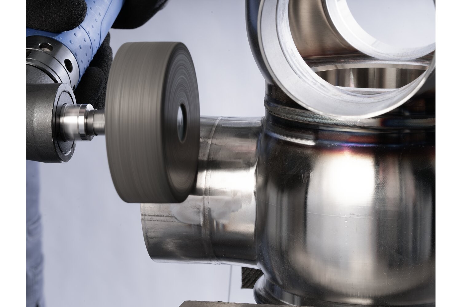 Muela de vellón prensada POLINOX forma cilíndrica PNER Ø 50x13 mm, mango Ø 6 mm, blando A, fino para acabado