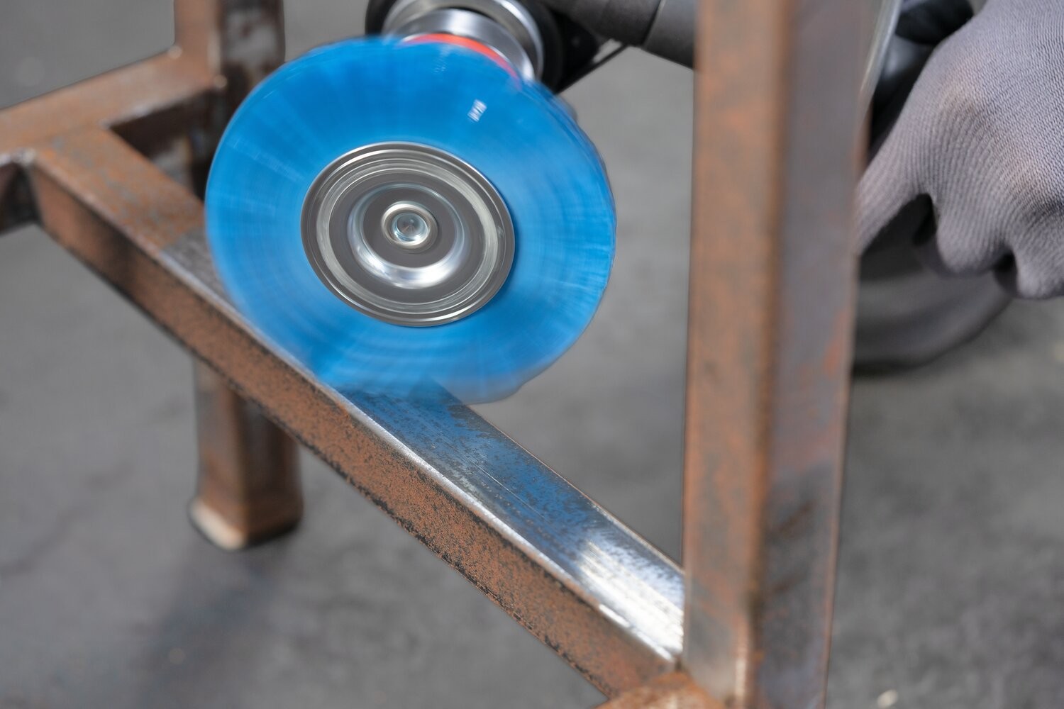 Carda redonda, sin trenzar RBU Ø 100 mm, mango Ø 6 mm, filamento BLUE Ø 1,10 mm, grano 180, taladros