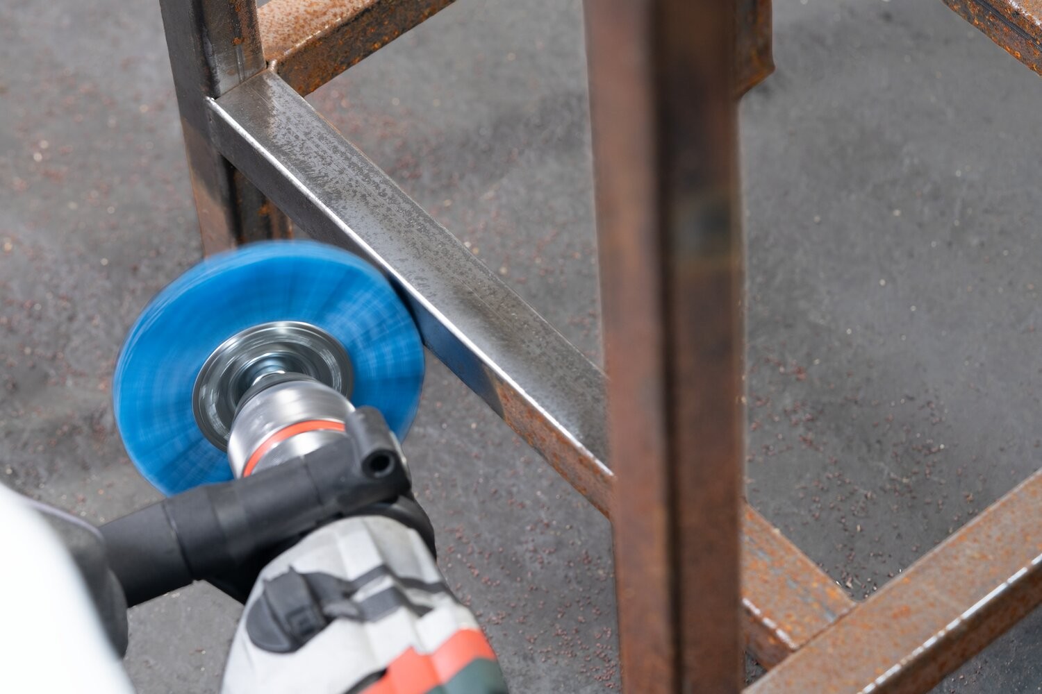 Carda redonda, sin trenzar RBU Ø 100 mm, mango Ø 6 mm, filamento BLUE Ø 1,10 mm, grano 180, taladros