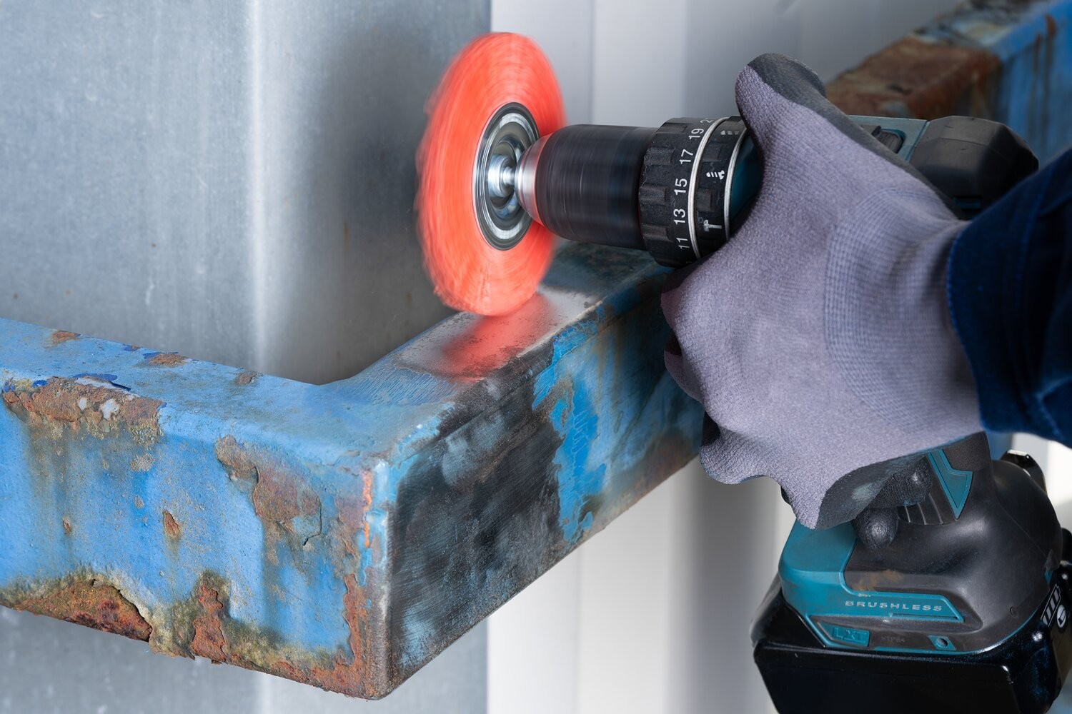 Carda redonda, sin trenzar RBU Ø 100 mm, mango Ø 6 mm, filamento RED Ø 1,27, grano 80, taladros