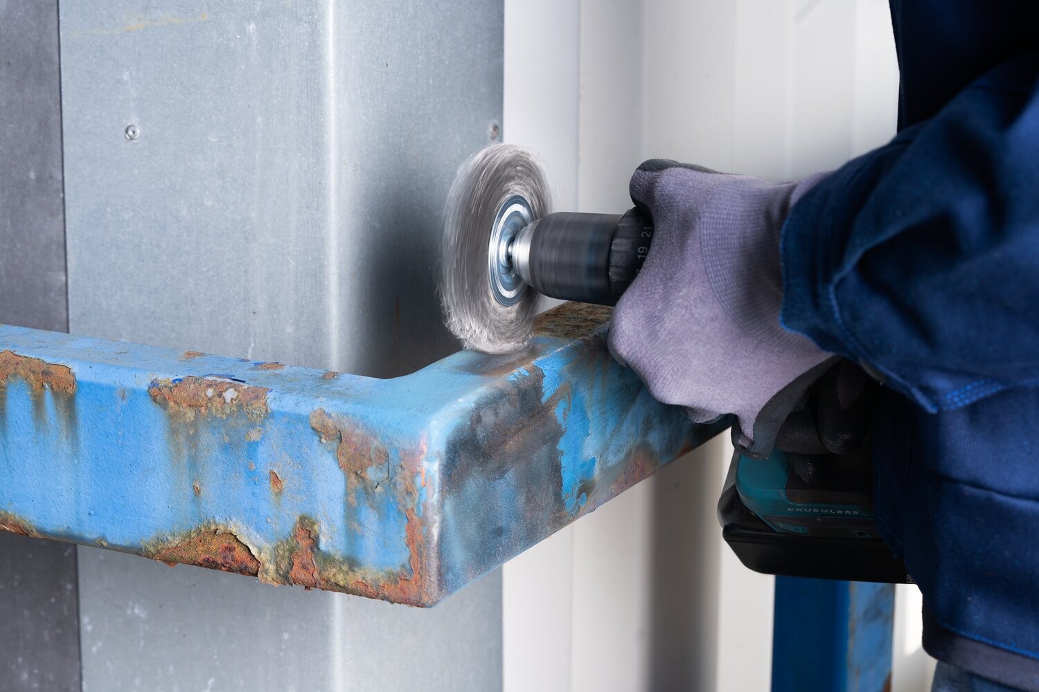 Carda redonda, sin trenzar RBU Ø 100 mm mango ø 6 mm alambre de acero Ø 0,30, taladros