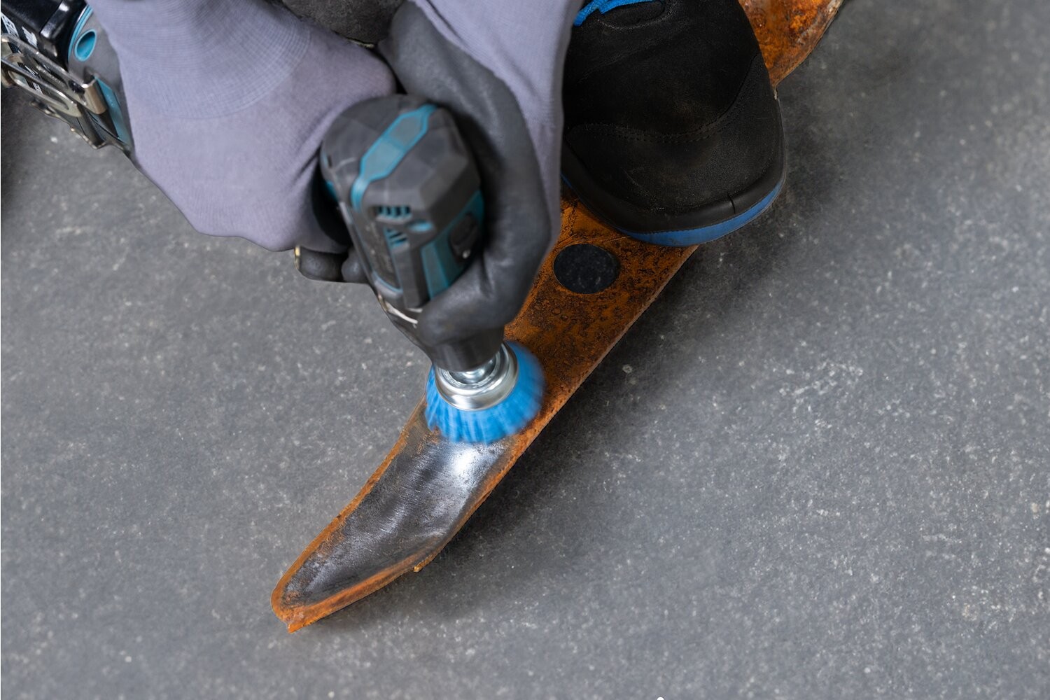 Carda vaso, sin trenzar TBU Ø 50 mm, mango Ø 6 mm, filamento BLUE Ø 1,10 mm, grano 180, taladros