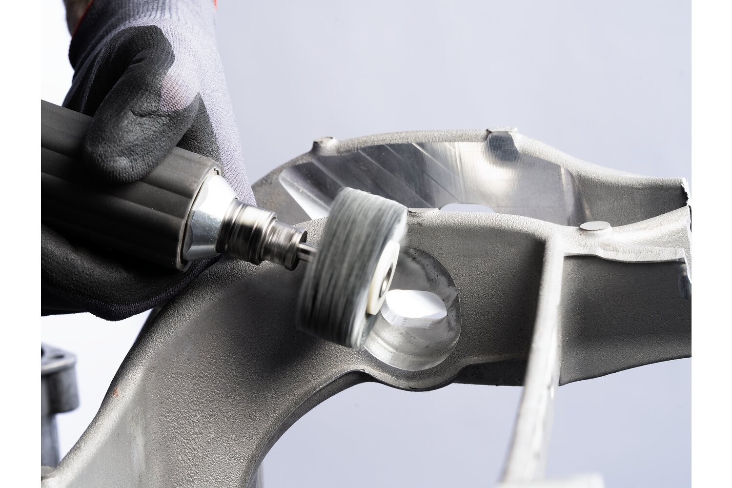 Carda redonda INOX-TOTAL sin trenzar RBUIT Ø 50x15 mm, mango Ø 6 mm, Ø 0,90 mm filamento SiC, grano 180, discos laterales de plástico