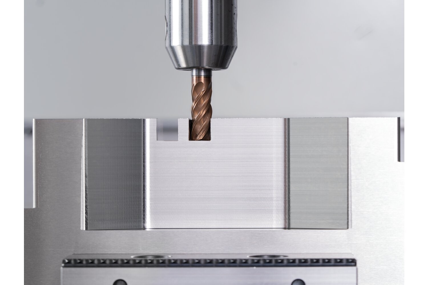 Fresa VHM Ø10 mm, 4 filos, 2xDC, chaflán 0,2 mm 45°, recubrimiento AlTiN/TiSiXN, mango HB, Rendimiento en inoxidables