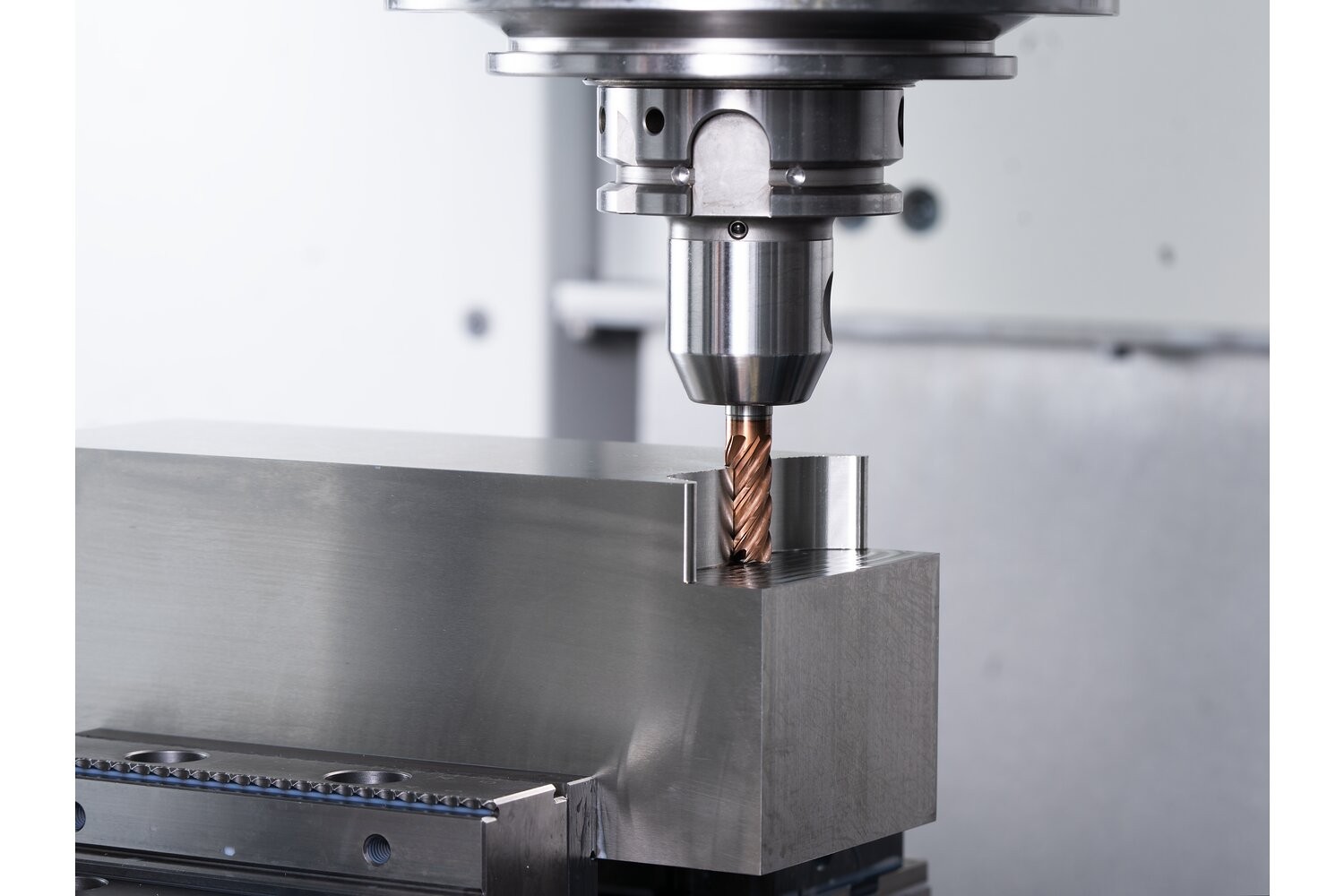 Fresa VHM Ø10 mm, 5 filos, con rompevirutas, 2xDC, radio 0,5 mm, recubrimiento AlTiN/TiSiXN, mango HB, Rendimiento en inoxidables