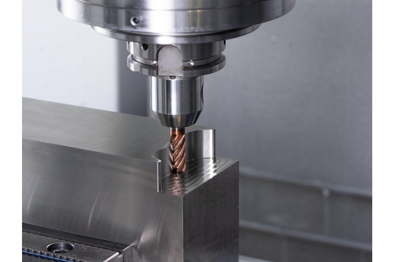 Fresa VHM Ø10 mm, 5 filos, con rompevirutas, 2xDC, radio 0,5 mm, recubrimiento AlTiN/TiSiXN, mango HB, Rendimiento en inoxidables