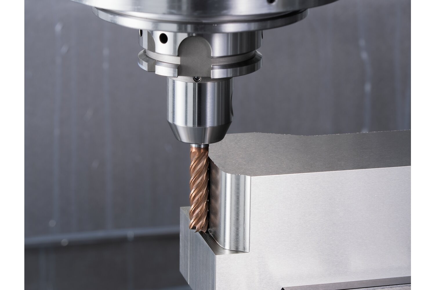 Fresa VHM Ø10 mm, 5 filos, con rompevirutas, 4xDC, radio 0,5 mm, recubrimiento AlTiN/TiSiXN, mango HB, Rendimiento en inoxidables