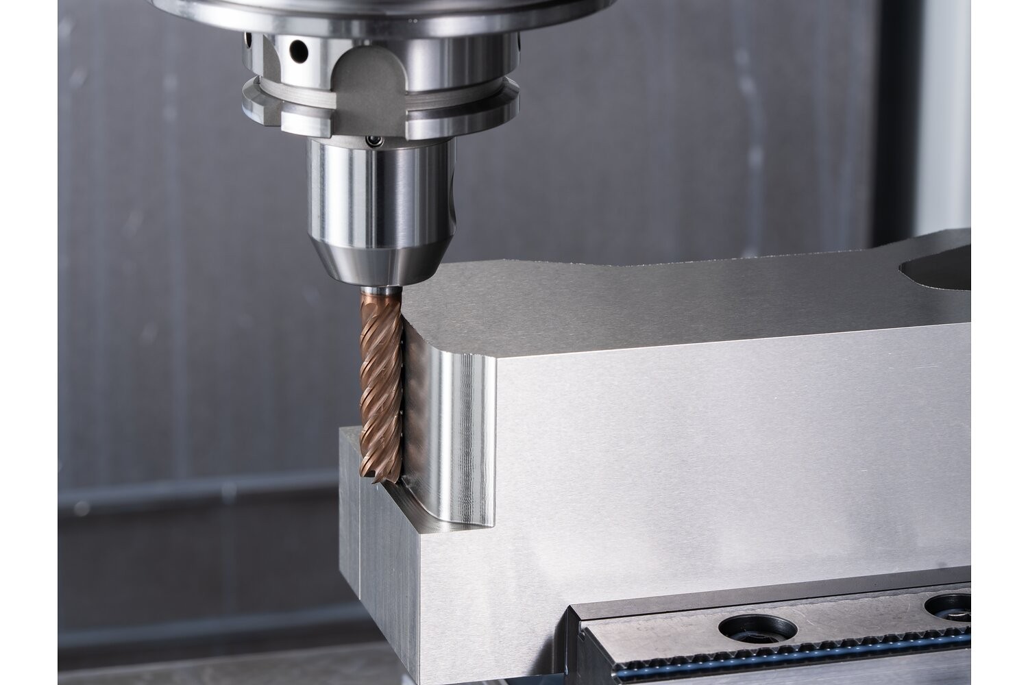 Fresa VHM Ø10 mm, 5 filos, con rompevirutas, 4xDC, radio 0,5 mm, recubrimiento AlTiN/TiSiXN, mango HB, Rendimiento en inoxidables