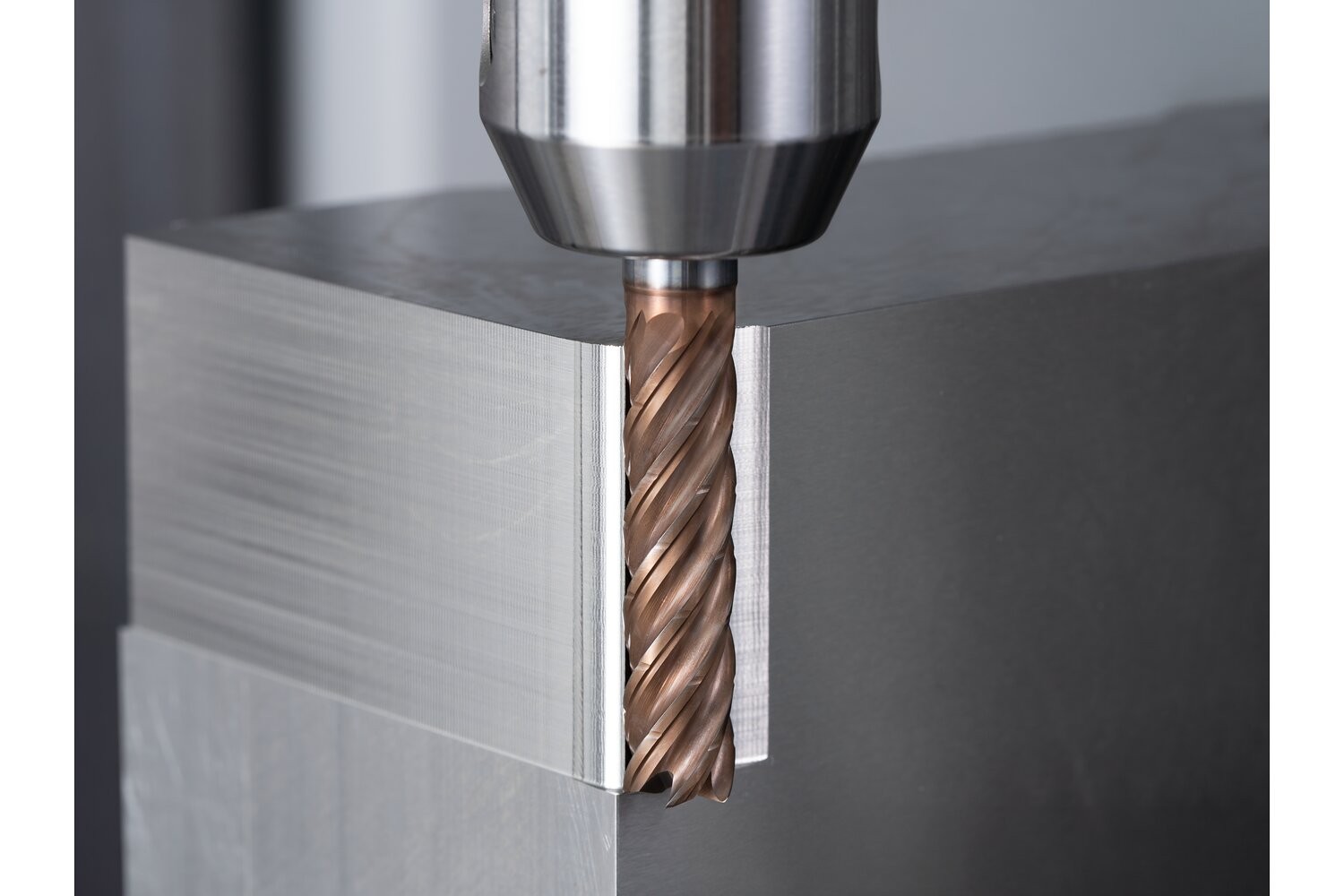 Fresa VHM Ø10 mm, 5 filos, con rompevirutas, 4xDC, radio 0,5 mm, recubrimiento AlTiN/TiSiXN, mango HB, Rendimiento en inoxidables