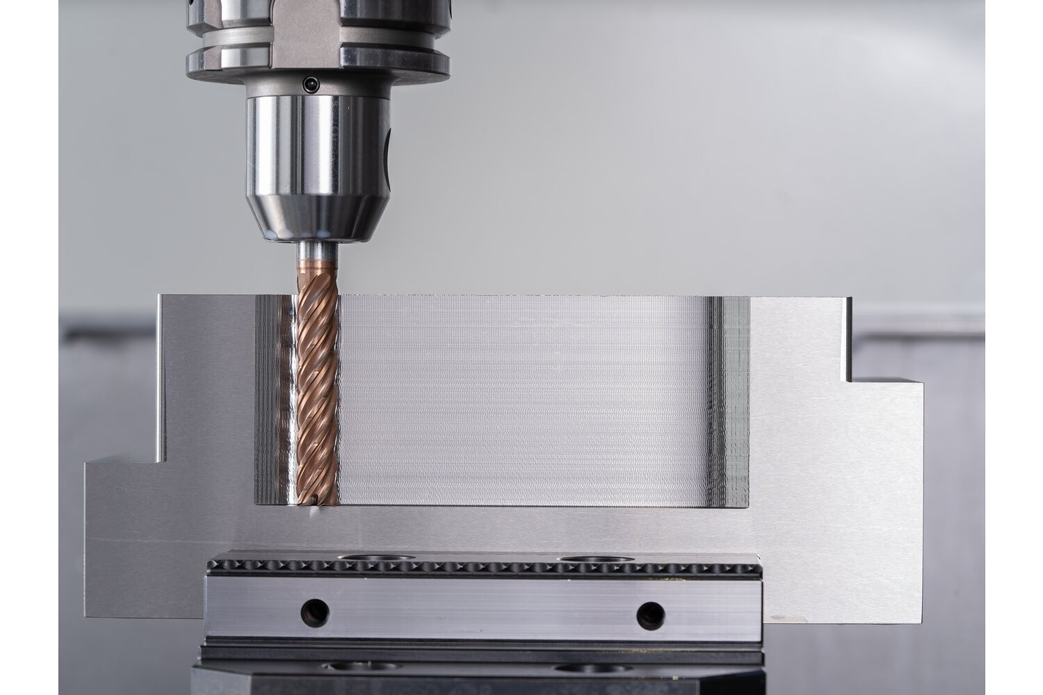 Fresa VHM Ø10 mm, 5 filos, con rompevirutas, 5xDC, radio 0,5 mm, recubrimiento AlTiN/TiSiXN, mango HB, Rendimiento en inoxidables
