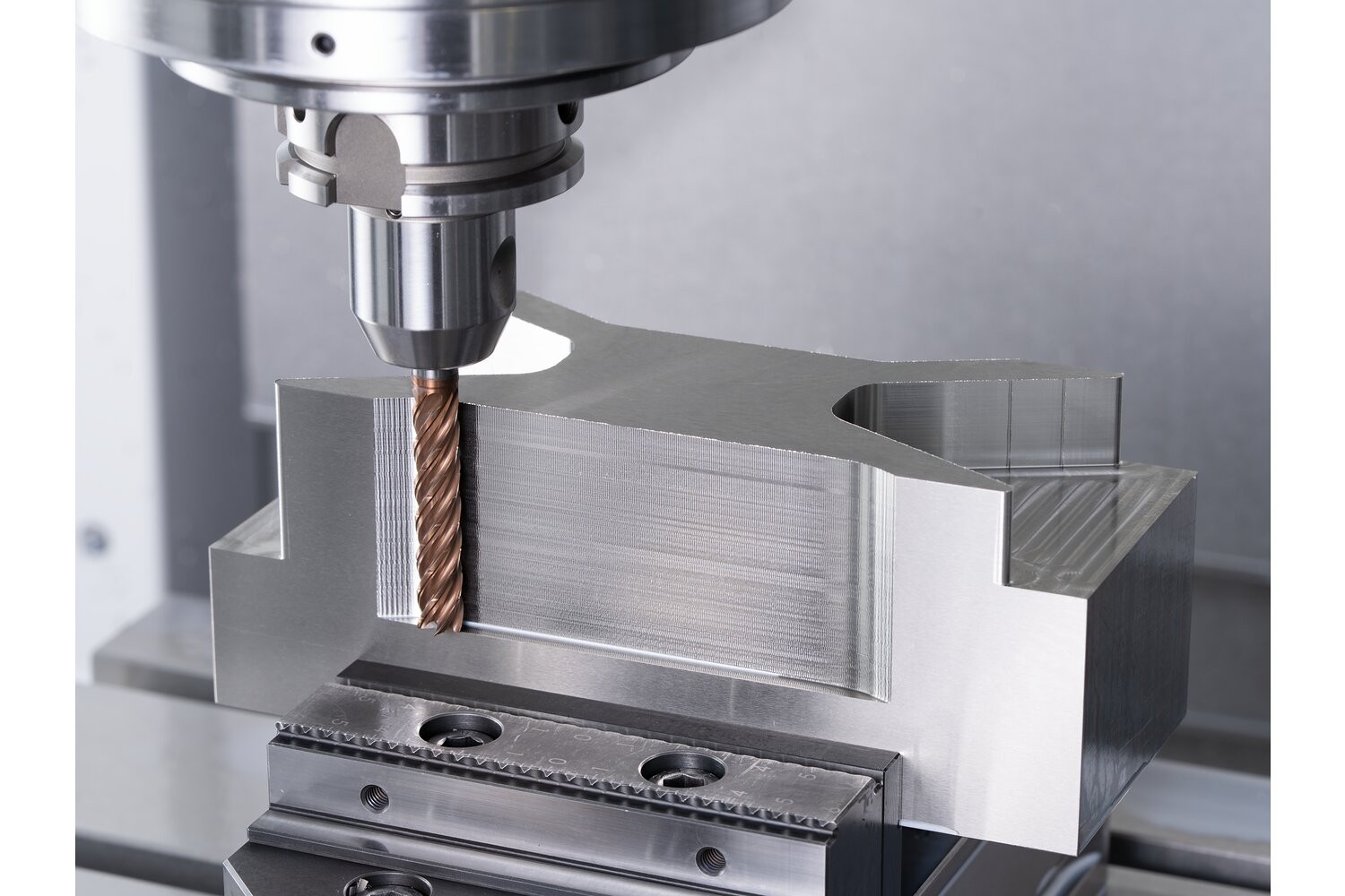 Fresa VHM Ø10 mm, 5 filos, con rompevirutas, 5xDC, radio 0,5 mm, recubrimiento AlTiN/TiSiXN, mango HB, Rendimiento en inoxidables