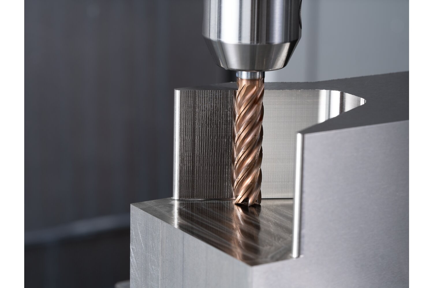 Fresa VHM Ø10 mm, 5 filos, con rompevirutas, 5xDC, radio 0,5 mm, recubrimiento AlTiN/TiSiXN, mango HB, Rendimiento en inoxidables