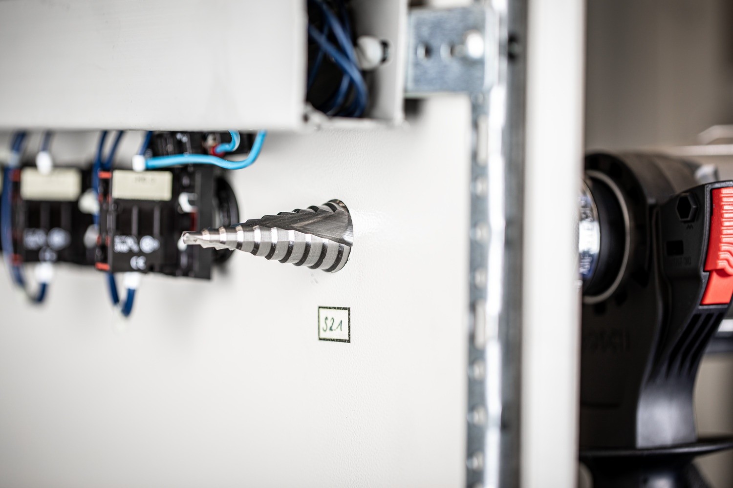 Broca escalonada HSS 14 etapas de perforación Ø 4-30 mm vástago triangular Ø 10 mm