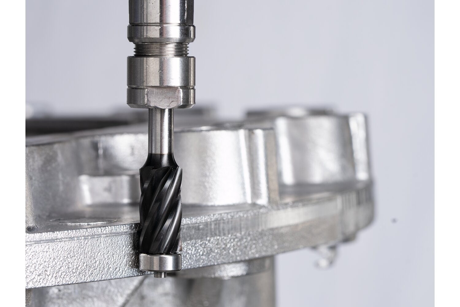 Fr. de met. duro alto rendim. ALU cilíndr. ZYA Ø10x19mm, mango Ø6mm, recubr. HICOAT con rodam. de bolas, achafl./desbarb., uso en robots