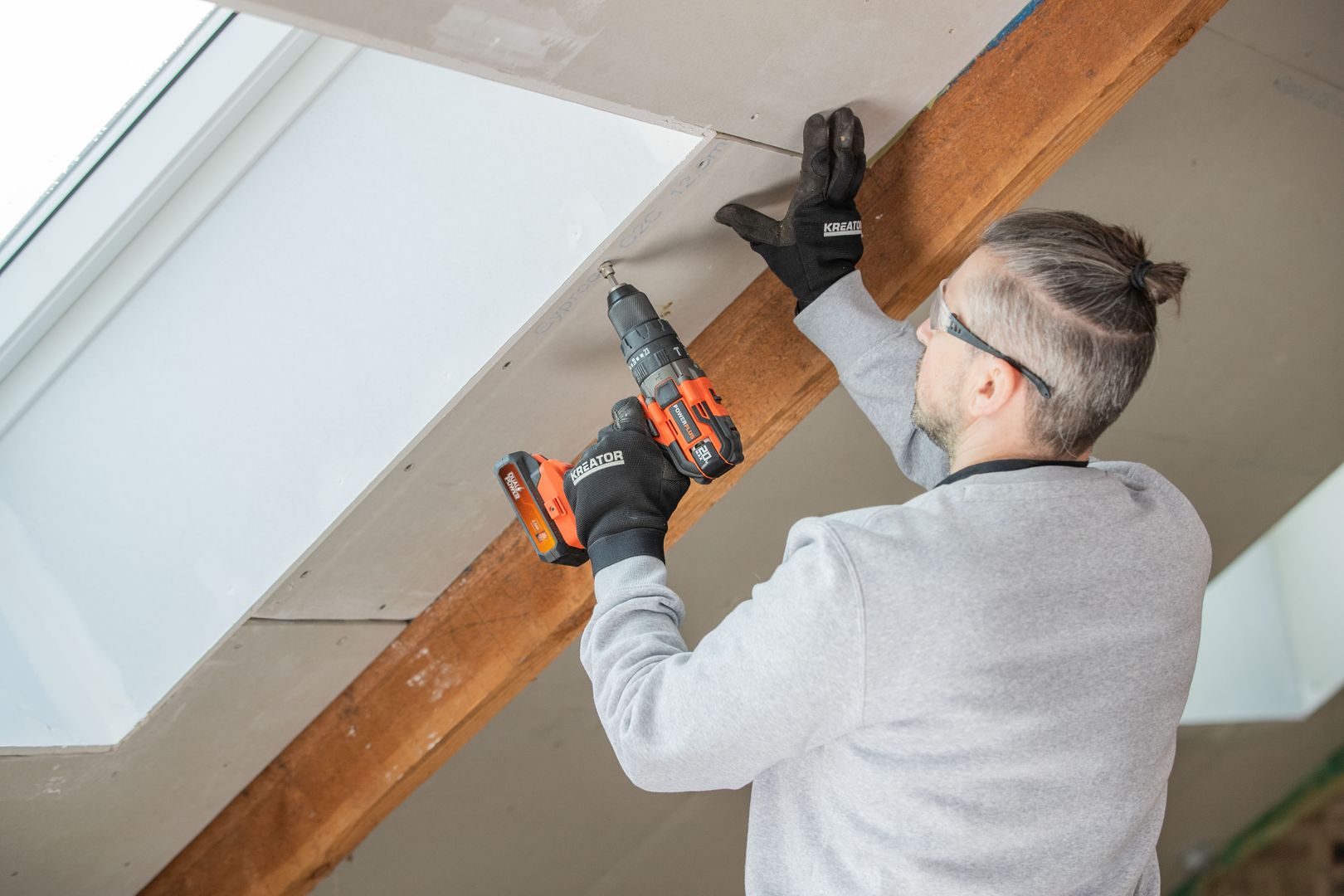 POWDP15210 Taladro percutor 20V - incl. batería 20V 2.0Ah y cargador