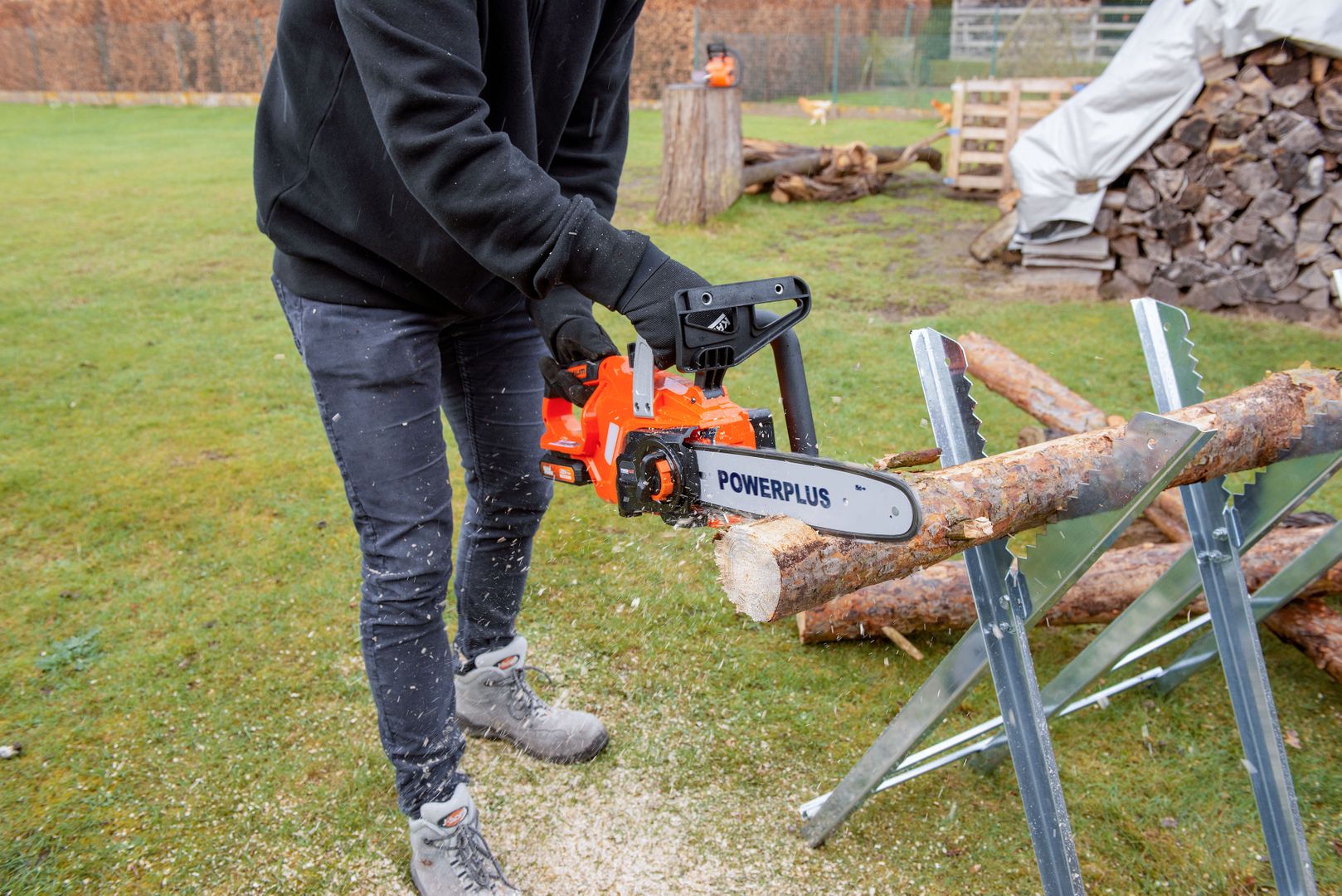 POWDPGSET37 Motosierra 20V 300mm - incl. batería 20V 2.0Ah y cargador - 1 acc.