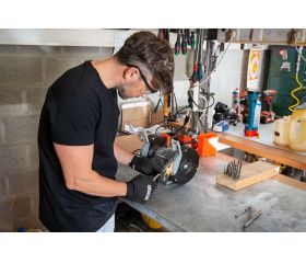 POWE80080 Esmeriladora de banco 150w 150mm