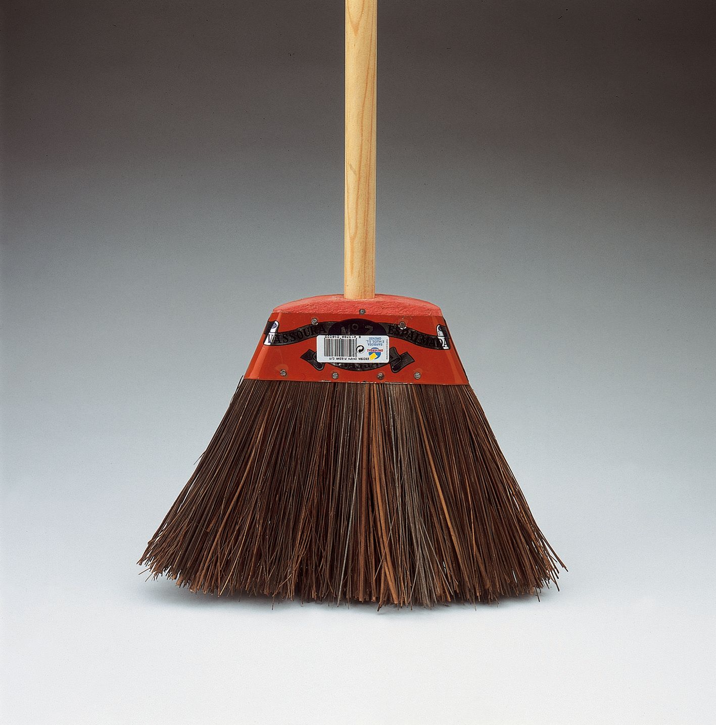 ESCOBA CHAPA PIASSABA.CON MANGO MADERA 1.150 Ref.1802