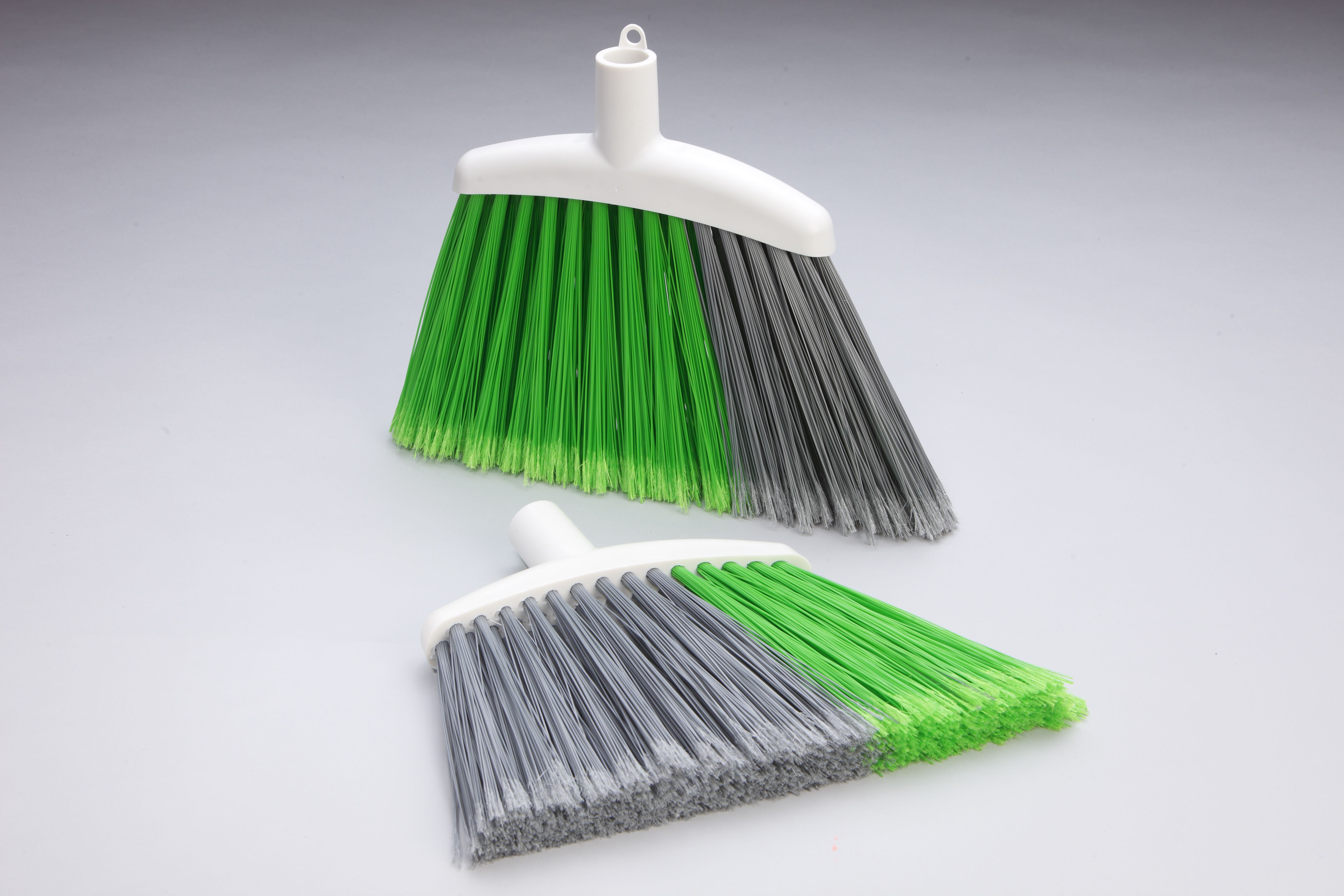 ESCOBA DELTA ANGULAR BICOLOR SIN MANGO Ref.1820