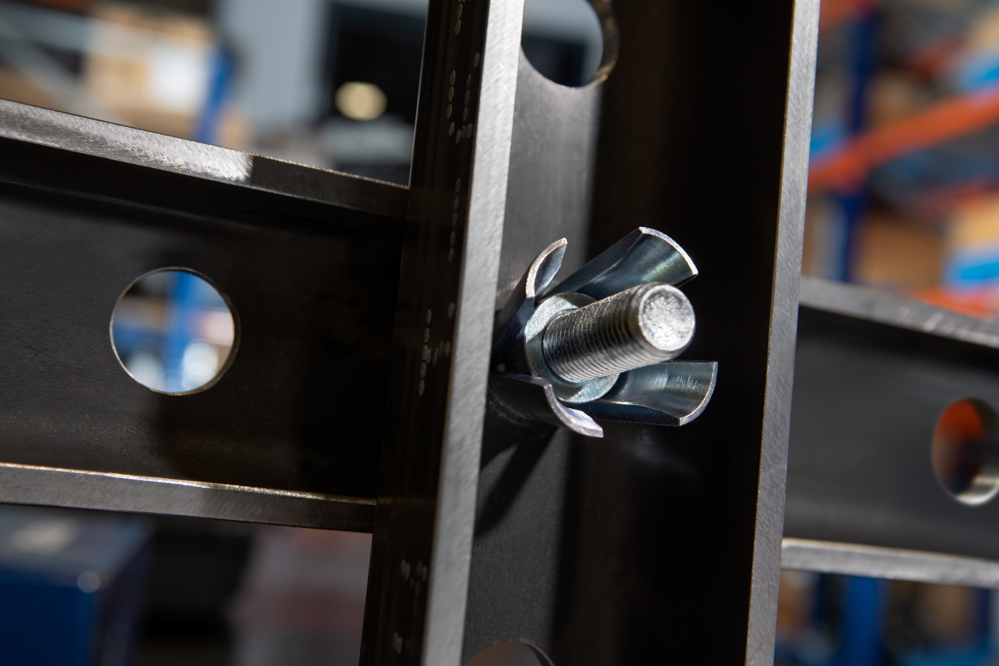 SBZ [CP] Anclaje de expansión para perfiles huecos STRUTBOLT. Zincado