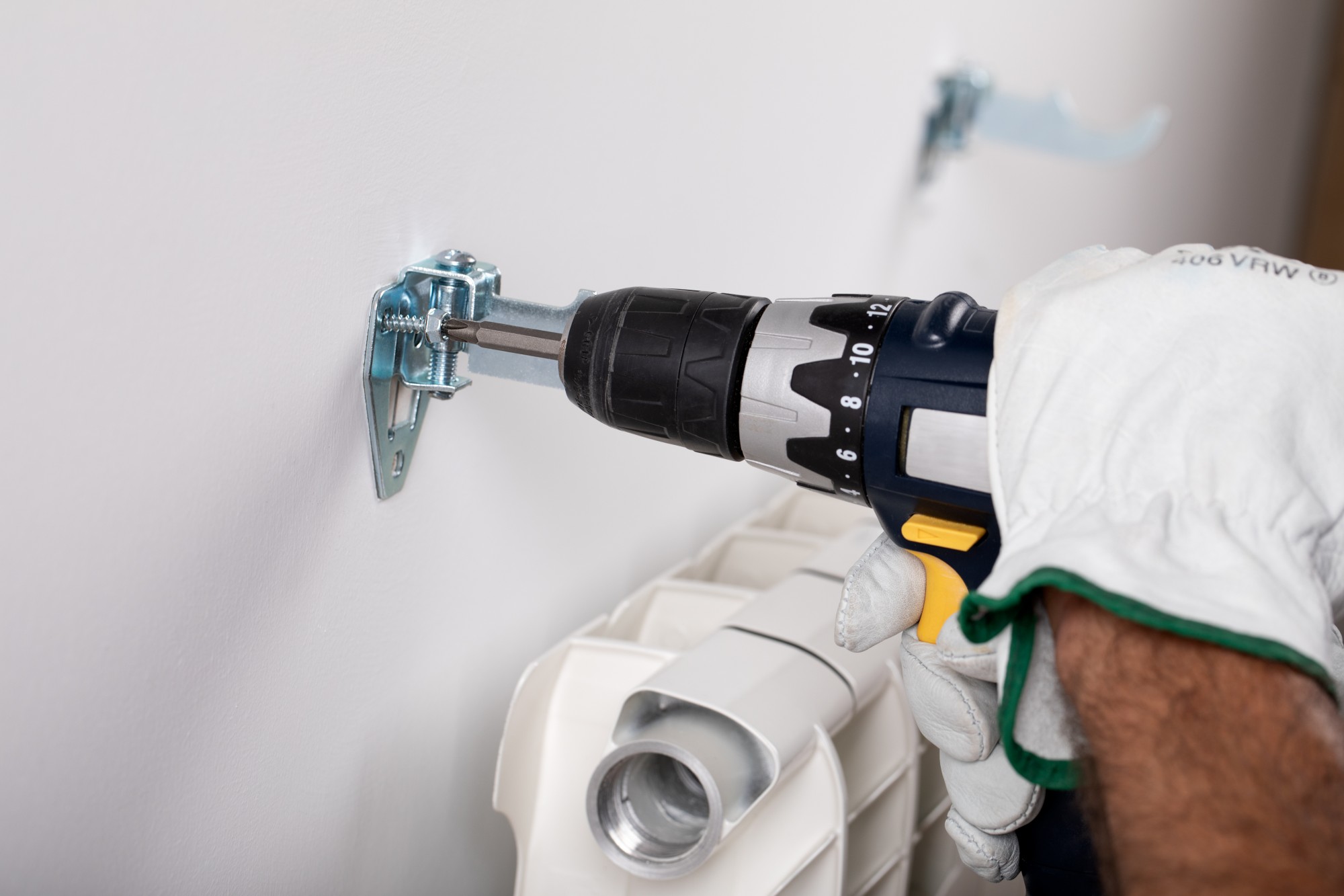 RA-TRG [CP] Soportes para radiadores de aluminio. Soporte triangular regulable con goma antivibraciones. 2 PCS x KIT