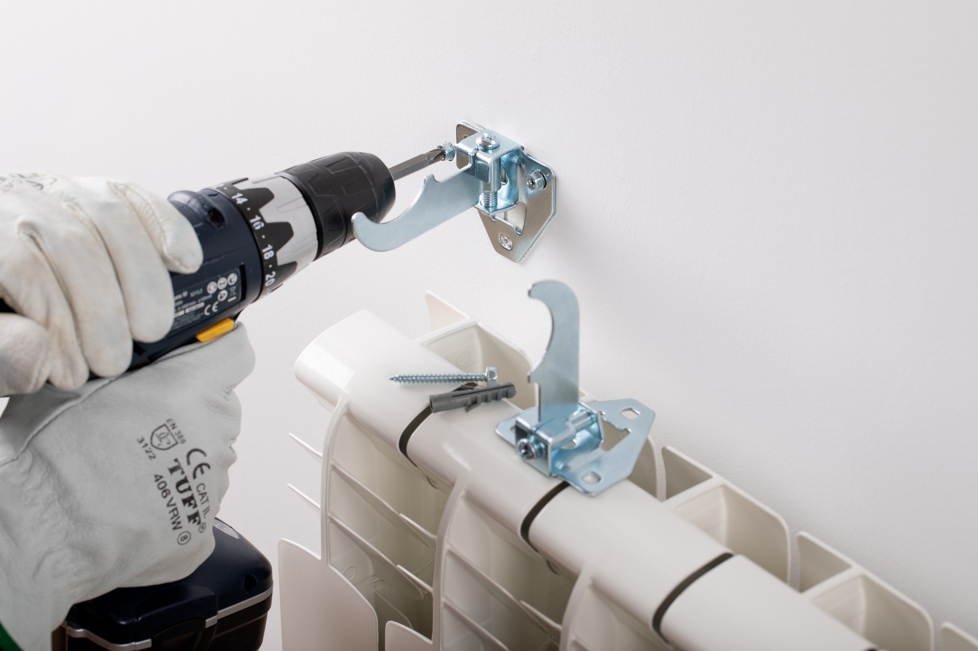 RA-TRG [CP] Soportes para radiadores de aluminio. Soporte triangular regulable con goma antivibraciones. 2 PCS x KIT