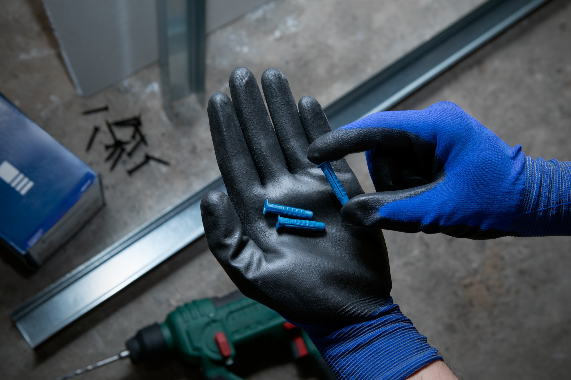 TN4S-A EP [CP] Taco de nylon anudable de 4 segmentos para todo tipo de materiales. Taco con collarín. Bote de plástico