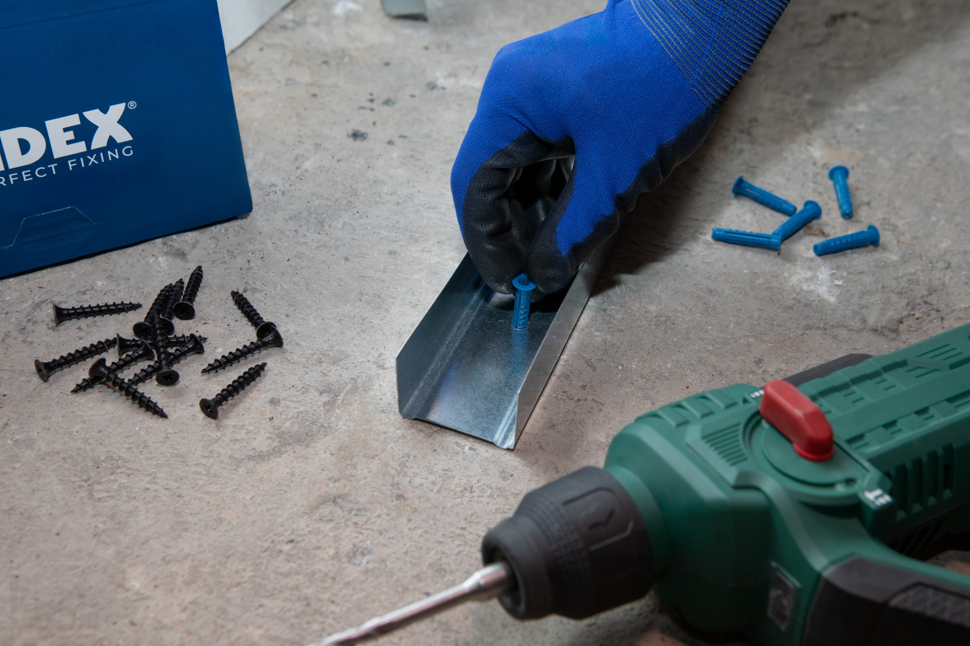 TN4S-A EP [CP] Taco de nylon anudable de 4 segmentos para todo tipo de materiales. Taco con collarín. Bote de plástico