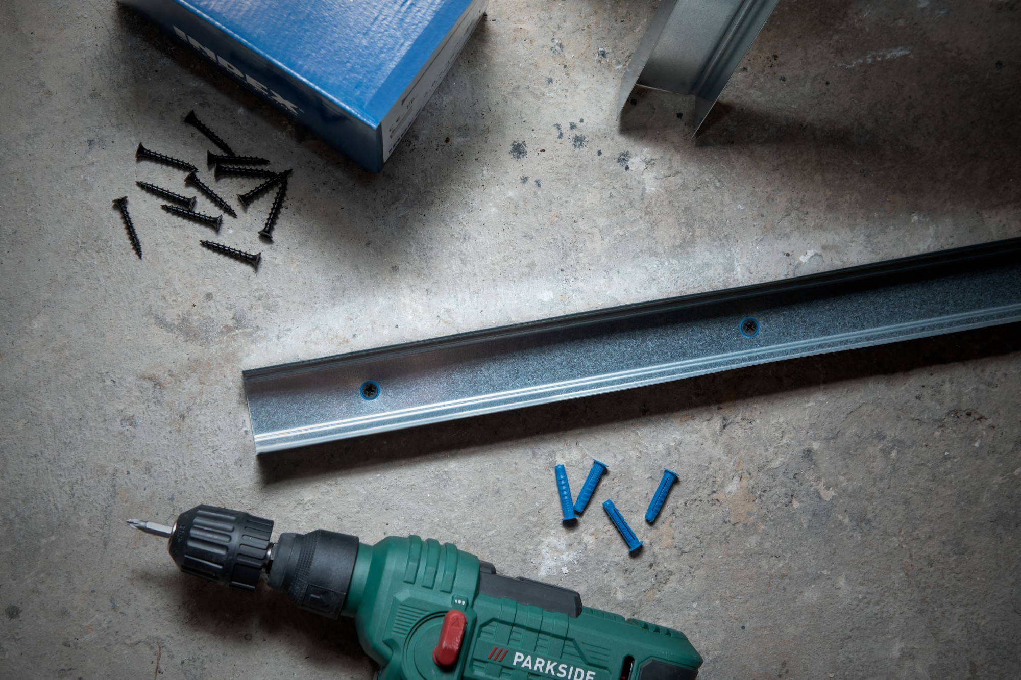 TN4S-A EP [CP] Taco de nylon anudable de 4 segmentos para todo tipo de materiales. Taco con collarín. Bote de plástico