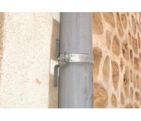 AB-DP Z [CP] Abrazadera desagüe con pie. Zincada