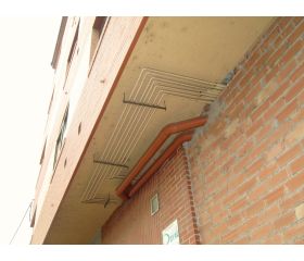 AB-ID [CP] Clip doble de polipropileno con casquillo de latón M6. Clip doble de nylon (poliamida 6.6) con casquillo de latón M6