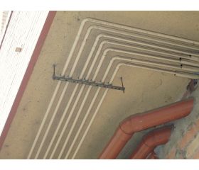 AB-ID [CP] Clip doble de polipropileno con casquillo de latón M6. Clip doble de nylon (poliamida 6.6) con casquillo de latón M6