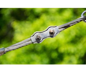 SJ-PD [CP] Sujetacable plano. Doble. Zincado