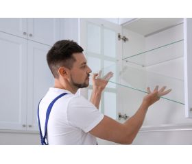 SV-NB [CP] Puntas clavado. Soporte vitrina blanco