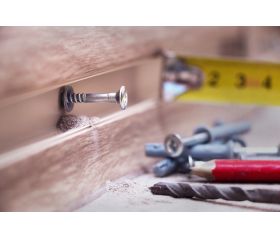 TC-CA [CP] Taco clavable de poliamida 6.6, premontado con tornillo rosca-arpón. Taco con cabeza avellanada