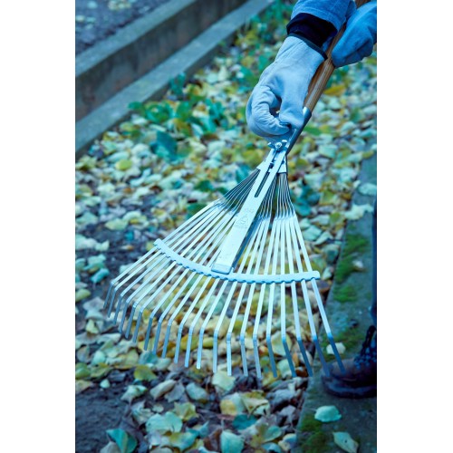 Escoba ajustable púa plana para limpieza de césped con mango madera FSC  / 3042CM