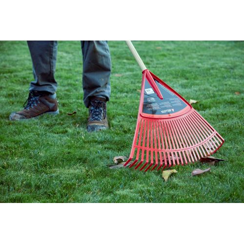Escoba de plástico púa plana para limpieza de césped con mango madera FSC / 303424CM