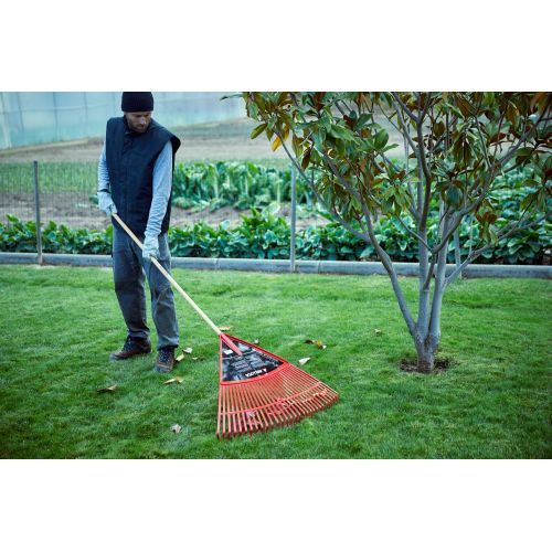 Escoba de plástico extragrande púa plana para limpieza de césped con mango madera FSC / 303432CM