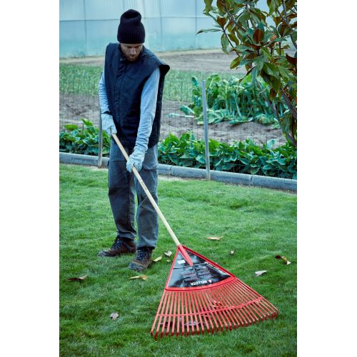 Escoba de plástico extragrande púa plana para limpieza de césped con mango madera FSC / 303432CM