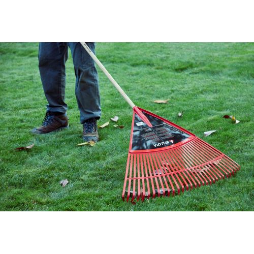 Escoba de plástico extragrande púa plana para limpieza de césped con mango madera FSC / 303432CM