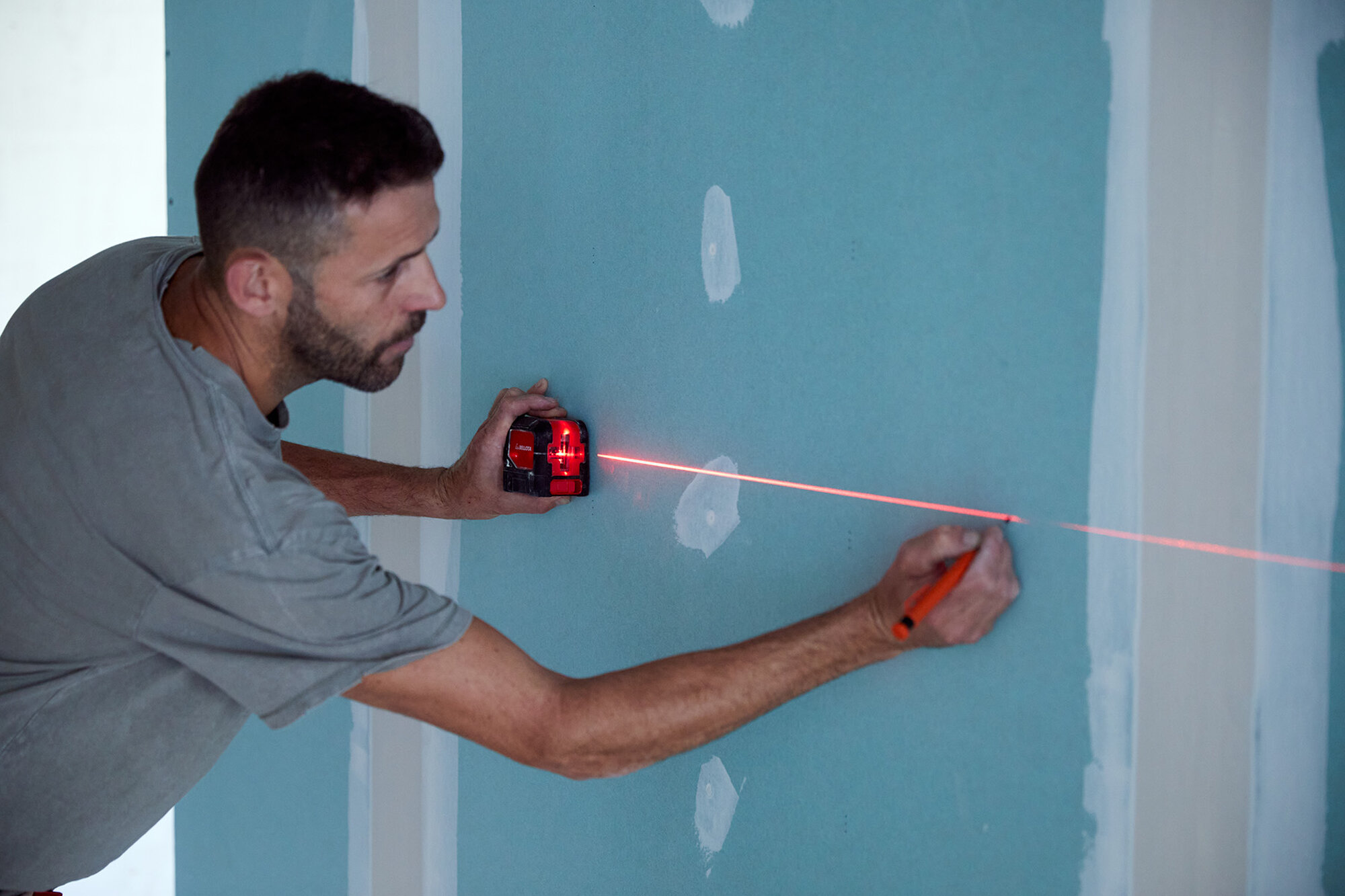 Nivel láser en cruz rojo 20 m para trabajos de nivelación / NIV20R