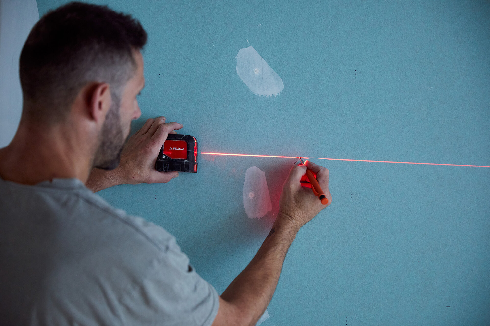 Nivel láser en cruz rojo 20 m para trabajos de nivelación / NIV20R