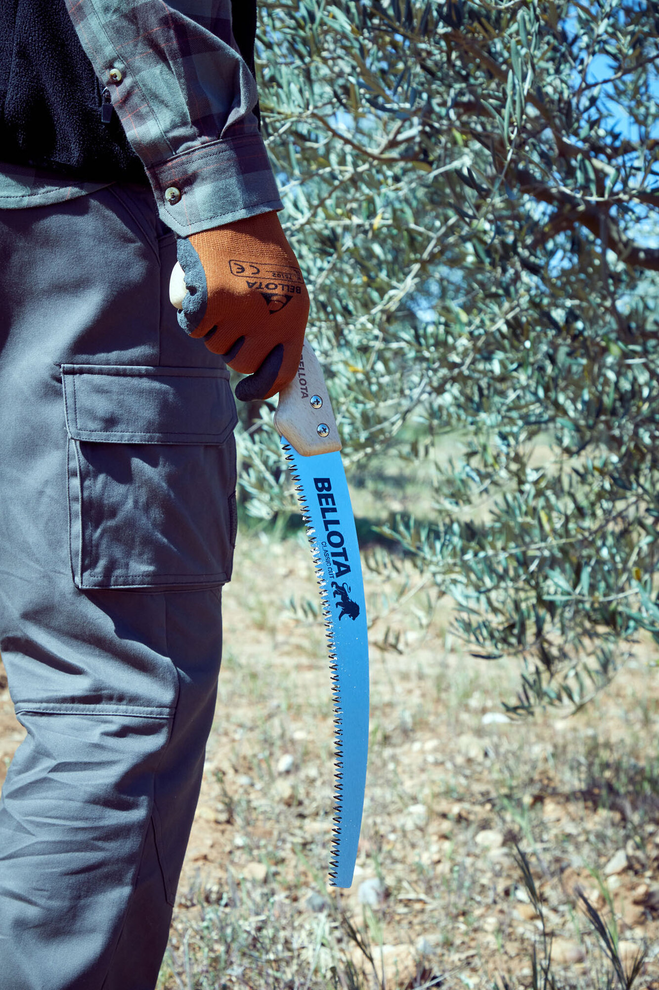 Serrucho León con hoja curva de 11" y mango de madera recto. Incluye funda / 450MR11