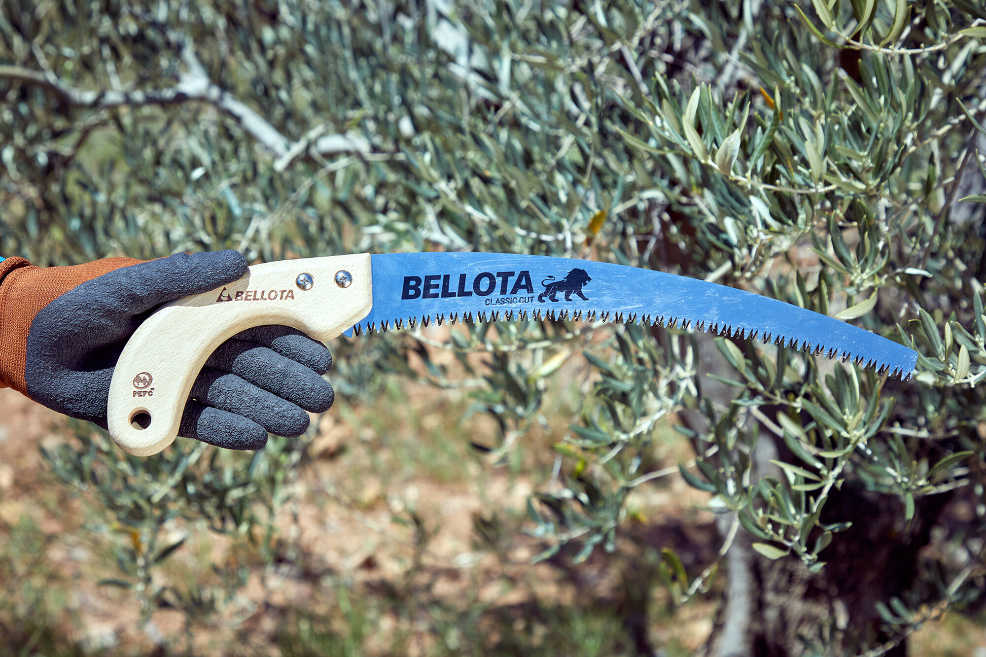 Serrucho León con hoja curva de 11" y mango de maderacurvo. Incluye funda / 450MC11