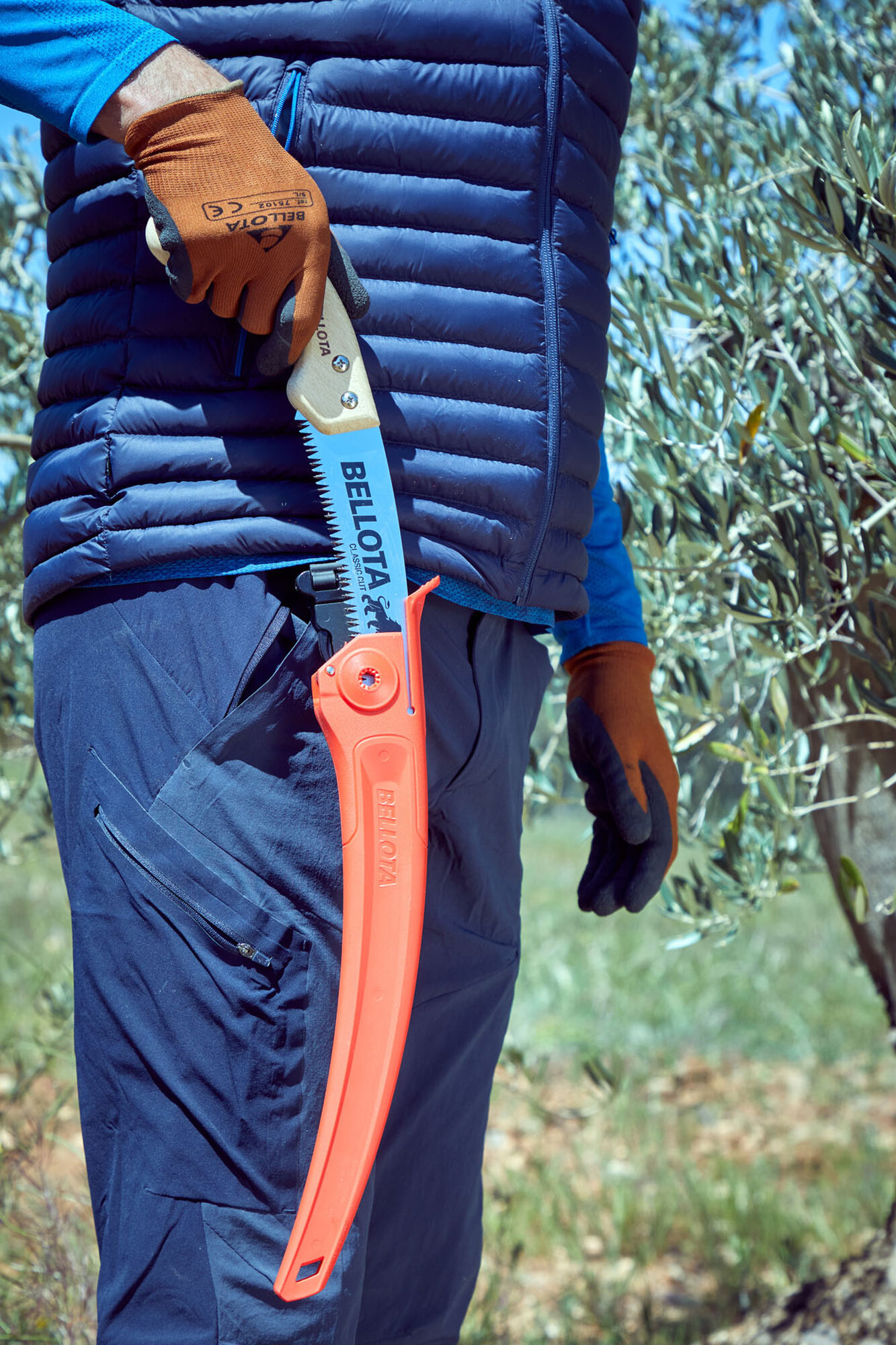 Serrucho León con hoja curva de 11" y mango de maderacurvo. Incluye funda / 450MC11