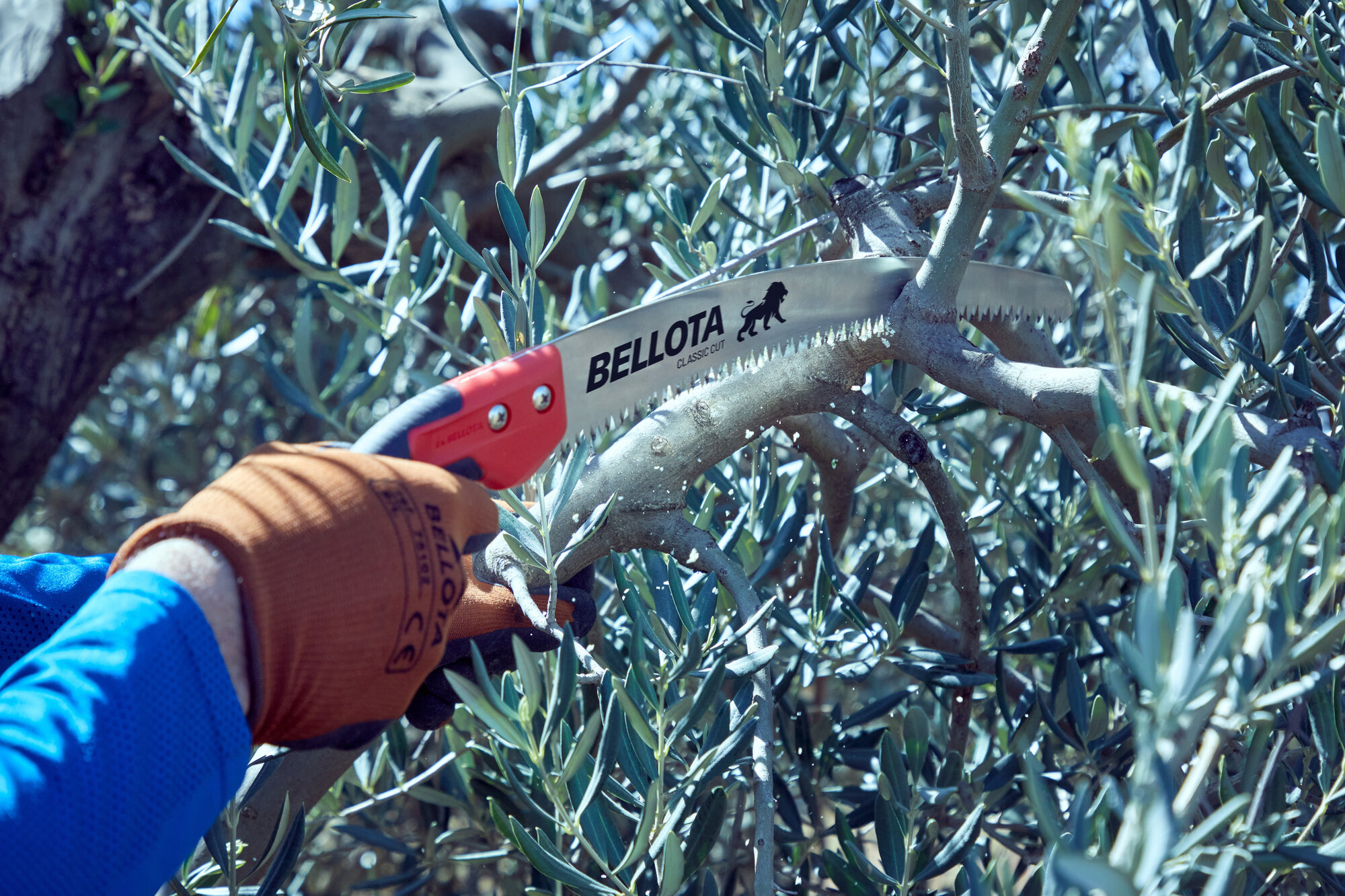 Serrucho León con hoja curva de 11" y mango de bimaterial recto. Incluye funda / 450BIMR11