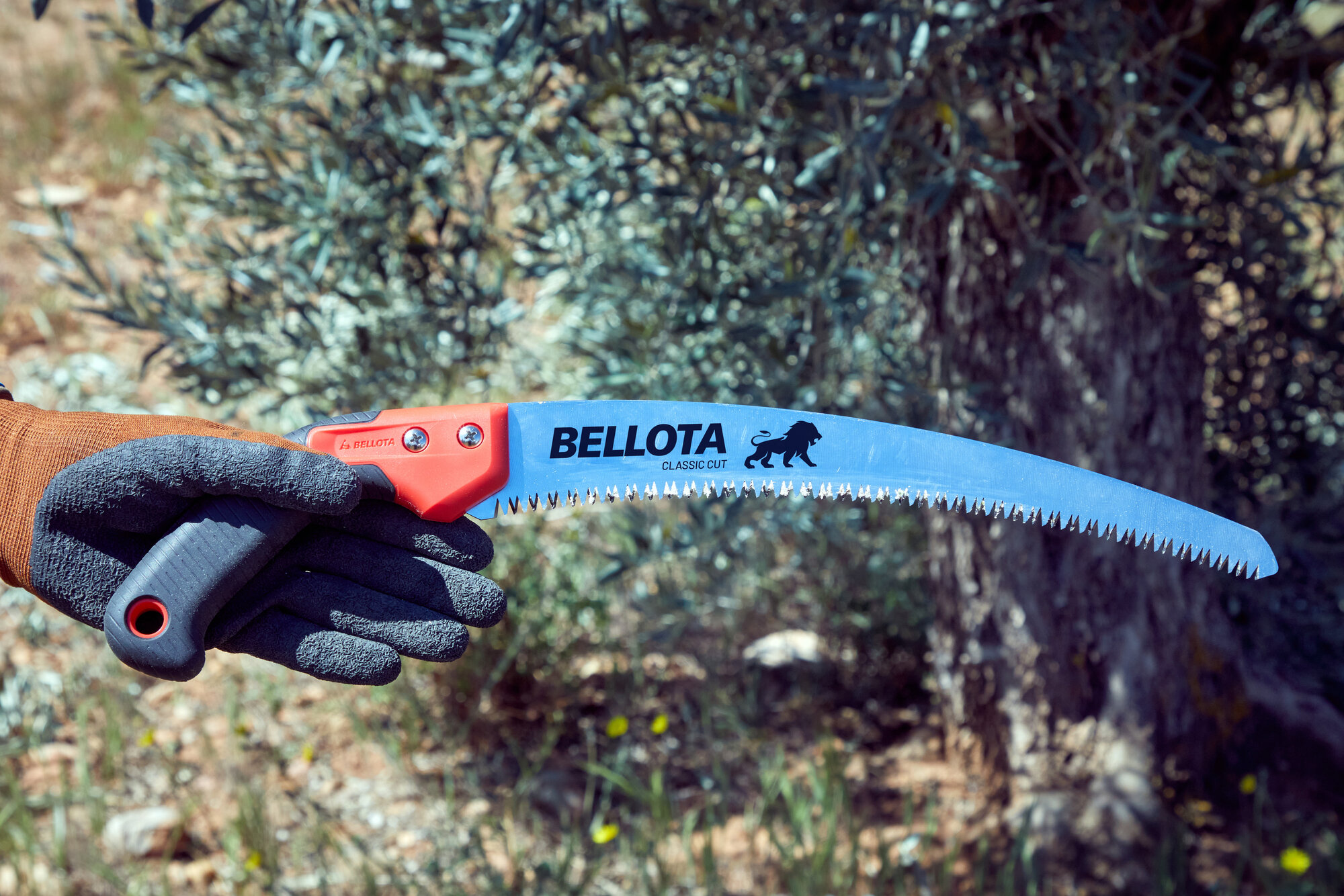 Serrucho León con hoja curva de 11" y mango de bimaterial recto. Incluye funda / 450BIMR11