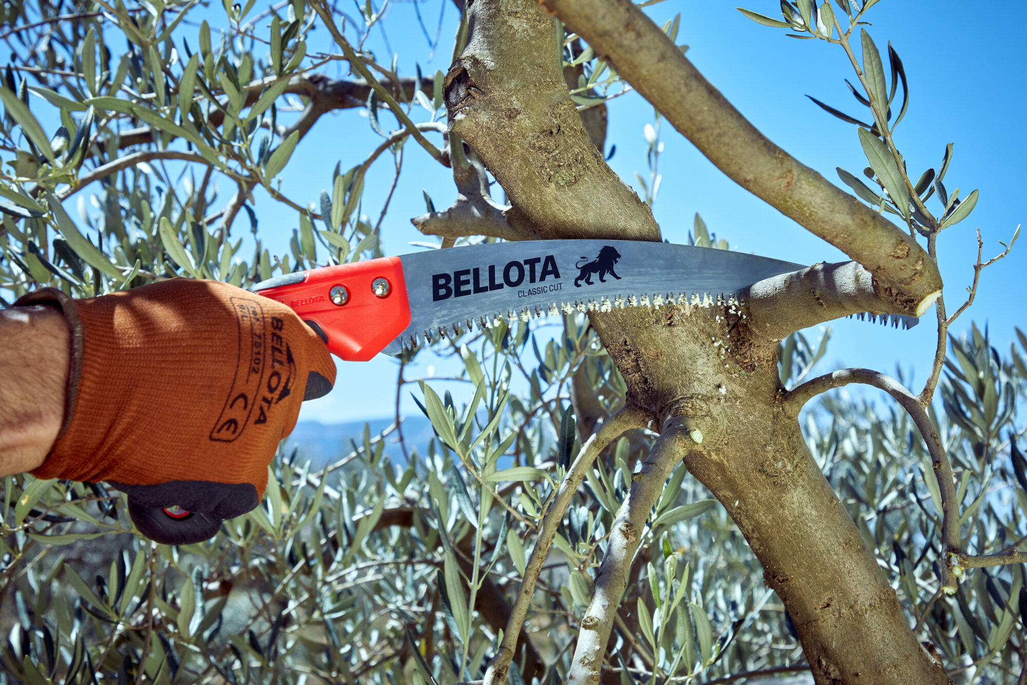 Serrucho León con hoja curva de 11" y mango de bimaterial curvo. Incluye funda / 450BIMC11